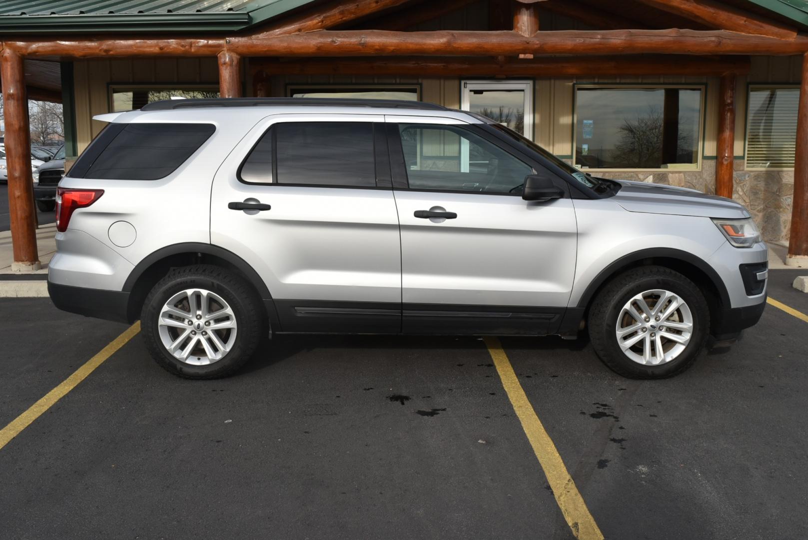 2017 Silver /Tan Ford Explorer (1FM5K8B87HG) with an 3.5L V-6 TI-VCT engine, 6-Speed Selectshift transmission, located at 1600 E Hwy 44, Rapid City, SD, 57703, (605) 716-7878, 44.070232, -103.171410 - Photo#4